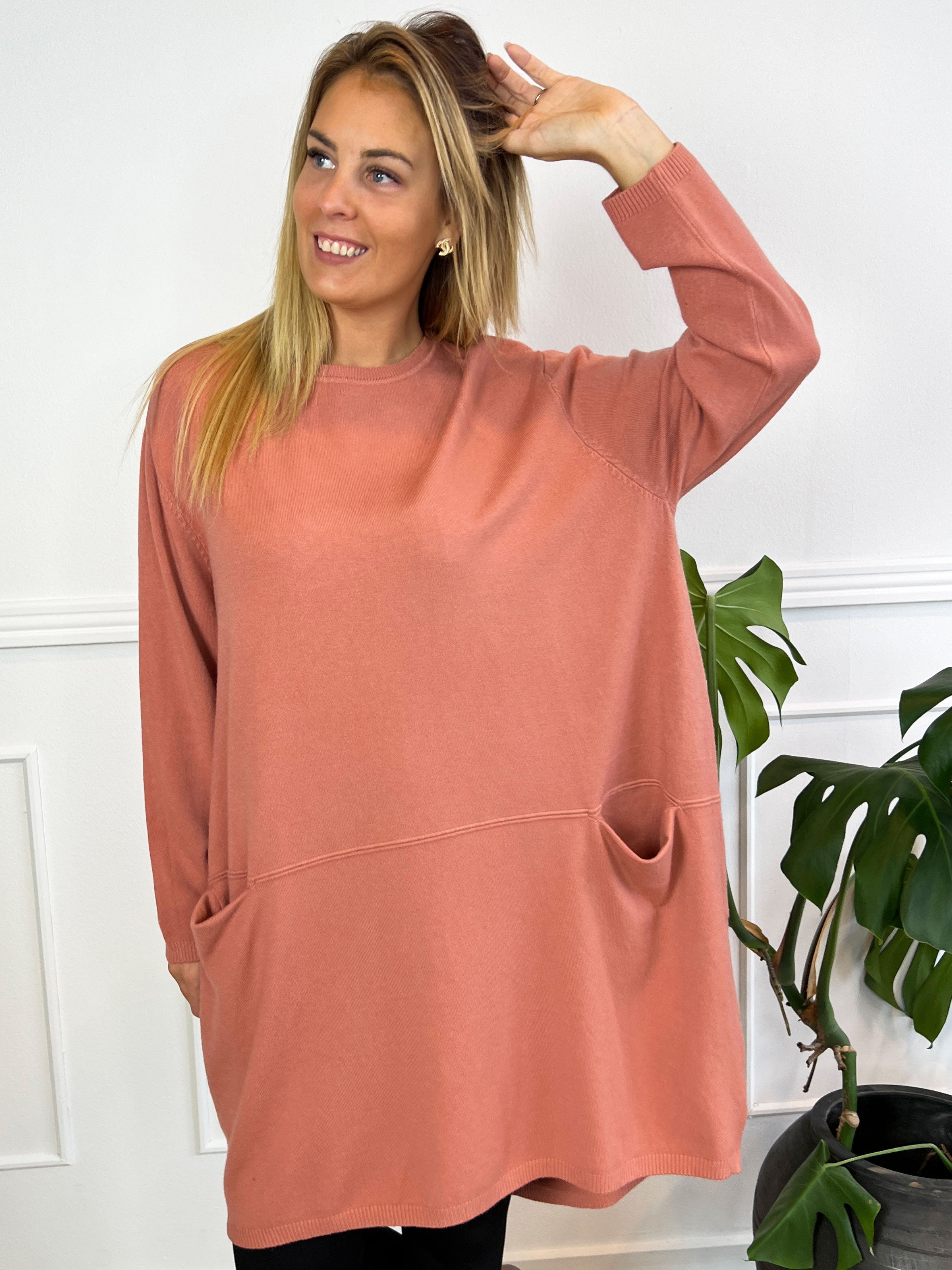 Vera - Enfärgad klänning med fickor